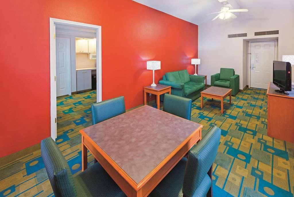 Baymont By Wyndham Lubbock - Downtown Civic Center Hotel Ruang foto